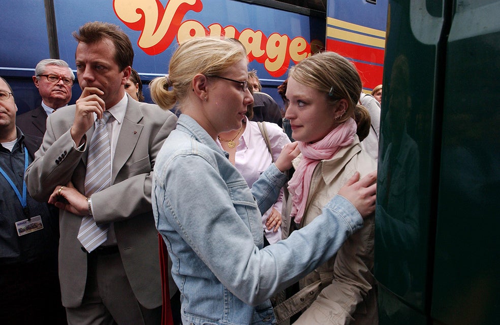 Sabine y Laetitia sobrevivieron. Regresaron a la casa de los horrores en 2004 (en la foto) como parte de un homenaje a las víctimas.