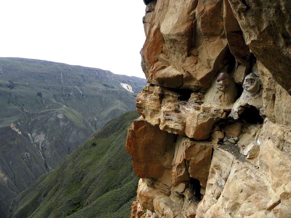 Una de las laderas verticales donde los 'hombres de los abismos' colocaron a sus momias. Se trataba de que nadie pudiera llegar a ellas.