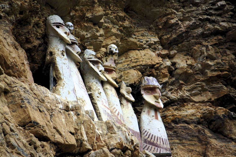 Antes de embalsamar el cuerpo, rompían las articulaciones de las extremidades para forzar la posición fetal y reducir las dimensiones del cadáver, que colocaban en la roca en lugares de difícil acceso; algunos, en oquedades y otros, en sarcófagos construidos in situ.