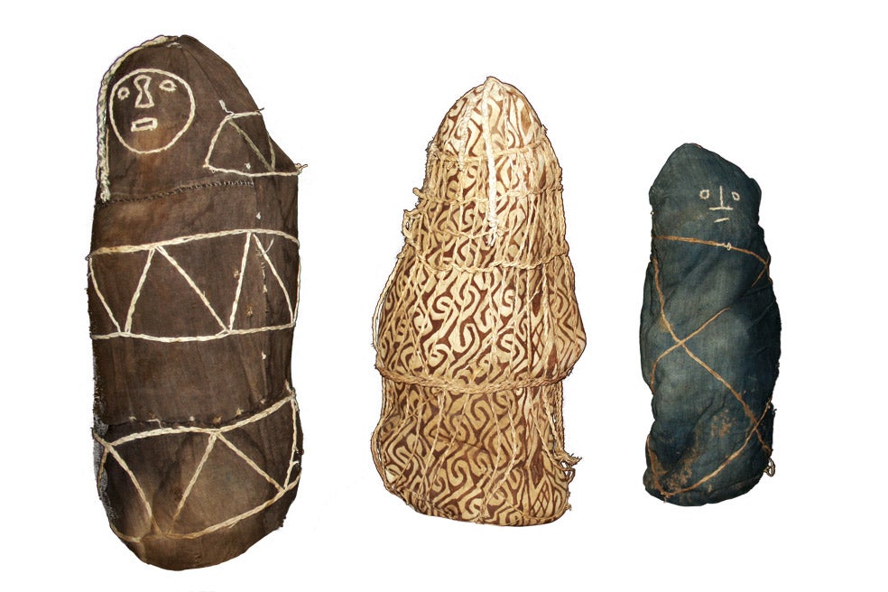 Tras estraer el paquete intestinal a través del recto y preparar el cuerpo, se lo vestía con túnicas y mantos ornamentados. Finalmente se enrollaba el cuerpo hasta componer el fardo funerario. En la parte de la cabeza bordaban un dibujo esquemático del rostro.