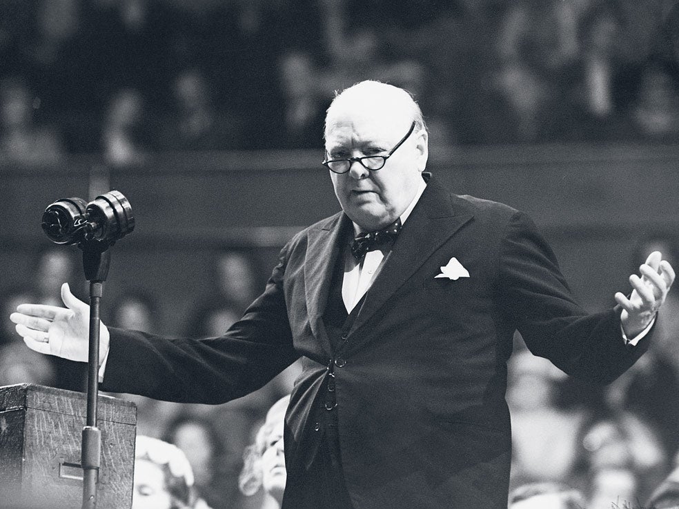 Capaz de movilizar a un país ante una derrota cierta, al inicio de su carrera tenía problemas para hablar en público. Winston Churchill lo resolvió elaborando muchos de sus textos y ensayando en el atril.