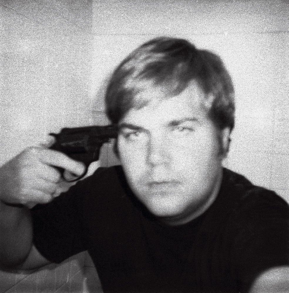 John Hinckley, que intentó asesinar al presidente Reagan en 1981, se inmortalizó a sí mismo con una Polaroid con una pistola en la sien. La foto se mostró en el juicio.