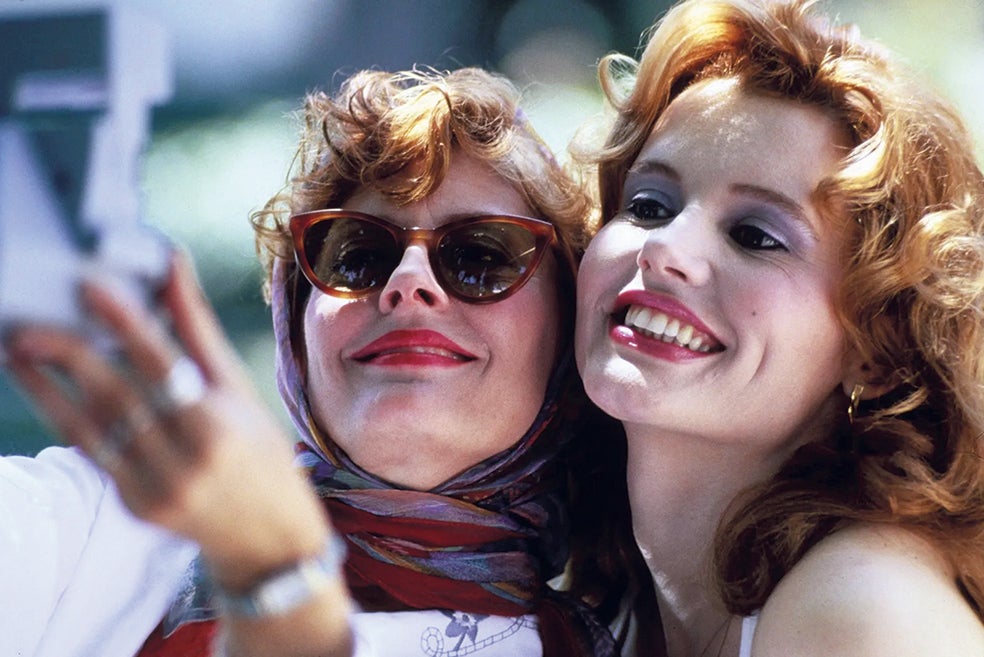 Mucho antes de que el selfie se llamase así, Thelma y Louise ya lo practicaban Polaroid en mano. La película contribuyó a disparar el glamour de la cámara. También se utilizaron para el arte como en el caso de Andy Warhol, en la imagen de apertura fotografiado por Oliviero Toscani. Warhol fue un 'adicto' a la Polaroid. La usaba para fotografiar a sus amigos y como inspiración o 'base' para sus conocidos retratos.