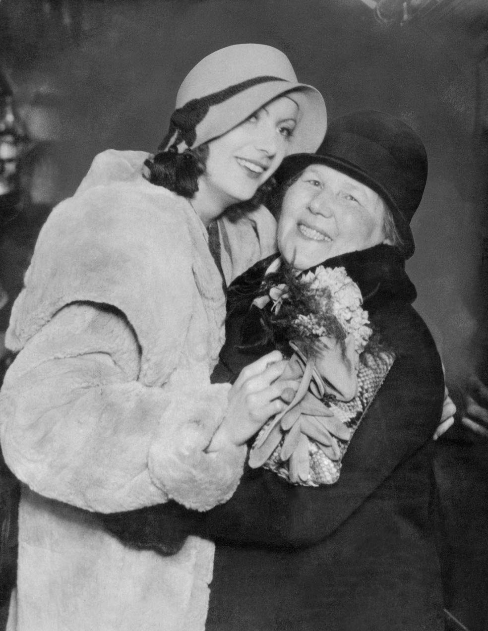 Su padre, un campesino alcohólico, daba palizas a su madre. Eso la marcó. Quizás de ahí viene su desapego sexual y su rechazao hacia los hombres. Aquí, Greta Garbo cuando ya era una gran estrella con su madre.