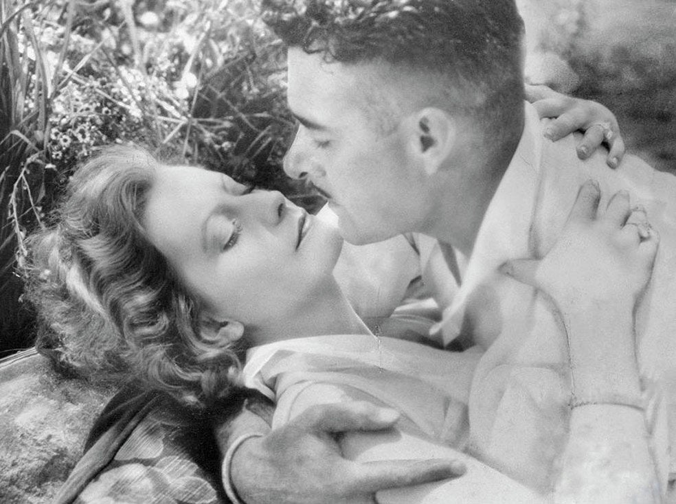 Con John Gilbert vivió un romance enigmático. Ella lo plantó en el altar, pero luego impuso su protagonismo en La reina Cristina de Suecia. Aquí, los dos en una escena de Anna Karenina, película muda de 1927.