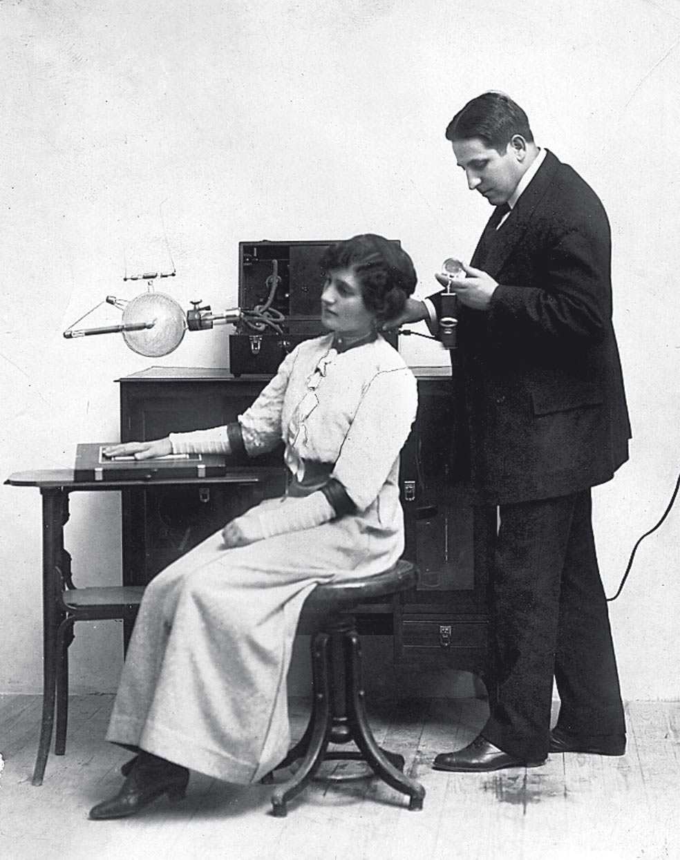 Mónico Sánchez radiografía la mano de una mujer. Su invento portátil se montaba y se ponía en funcionamiento en 5 minutos, un gran avance para la época.