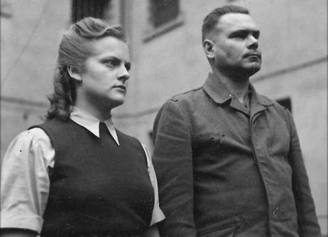 Irma Grese y otro nazi famosos por su brutalidad, Josef Kramer, conocido como 'la bestia de Belsen', arrestados ya por el Ejército británico al final de la II Guerra Mundial.