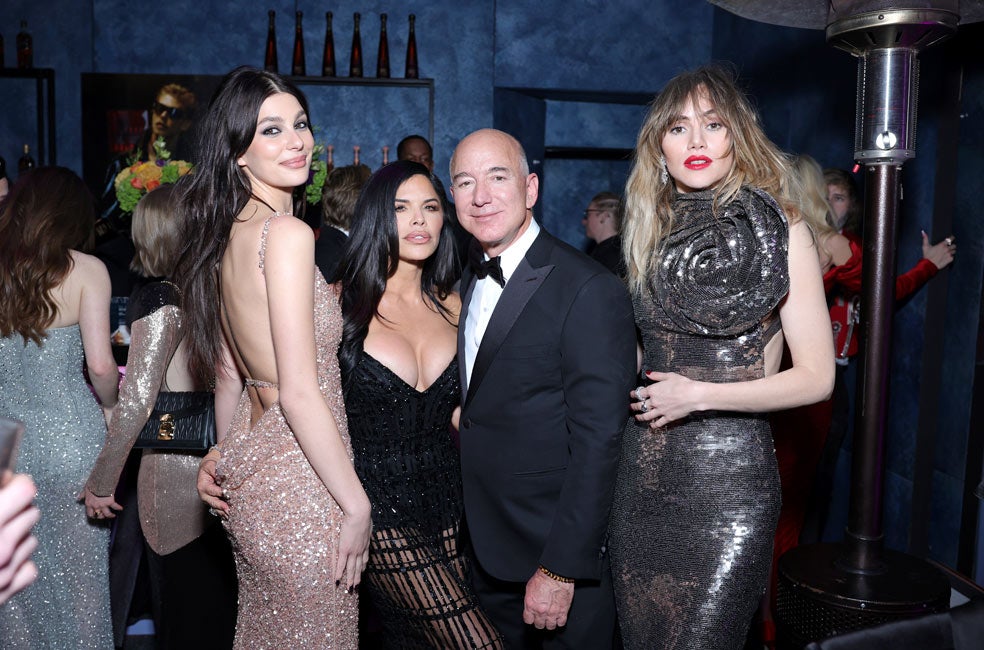 Sanchez y Bezos en la fiesta posterior a la entrega de los Oscar el pasado 12 de marzo, con las modelos Camila Morrone, última novia conocida de Leo DiCaprio, y Suki Waterhouse, pareja de Robert Pattinson.