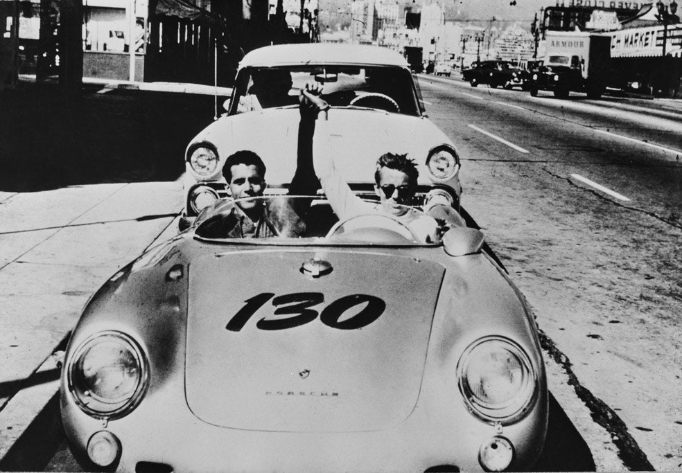 En el Porsche Spyder 550 con su amigo el mecánico Rolf Wutherich. Lo bautizó como 'Pequeño bribón', o 'Bribonzuelo'. Fue el coche con el que tuvo el mortal accidente en 1955.