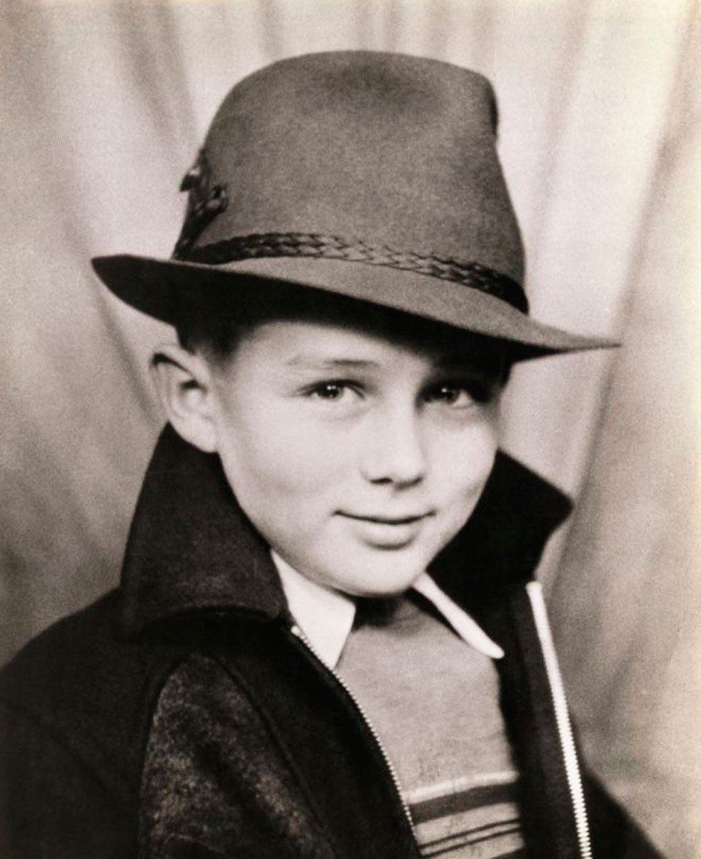 Su madre falleció cuando James Dean tenía nueve años y su padre no supo, o no pudo, hacerse cargo de él.