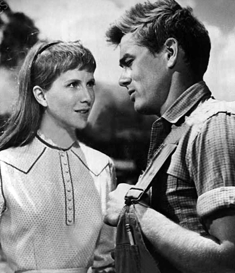 Elia Kazan le ofreció el papel al verlo en una obra de teatro. Jimmy viajó con Kazan a California y juntos visitaron a Winton, el displicente padre del actor. El director reparó en la tensión entre padre e hijo, que aprovechó para configurar el personaje de Cal, el muchacho que intenta desesperadamente ganarse el amor de su severo y puritano padre.