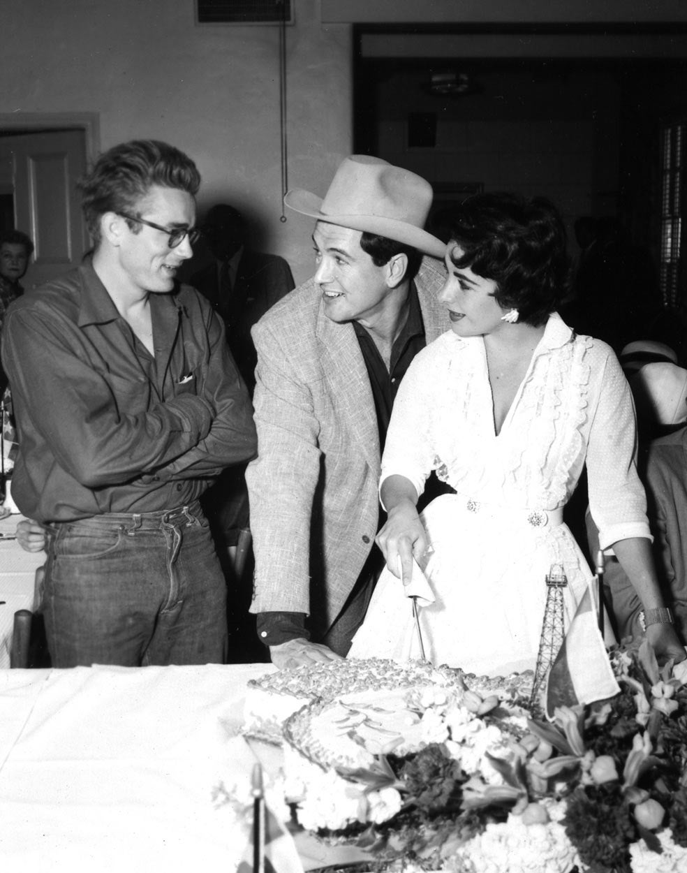 Desde el comienzo del rodaje de la película Gigantes, Dean tuvo serias fricciones con Rock Hudson y con el director, George Stevens. En cambio, con Elizabeth Taylor hubo mutua simpatía. Ella fue de las primeras en acudiral lugar del accidente que le costó la vida y vio cómo sacaban su cuerpo, destrozado. Sufrió una crisis nerviosa.