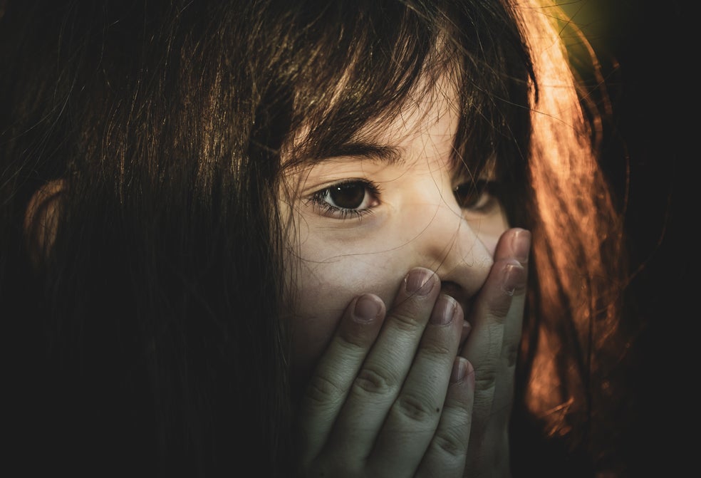 Es mucho más fácil asustar a un niño que conseguir que se relaje en una situación complicada. «El miedo puede dominar completamente al cuerpo», afirma el neurólogo J. LeDoux. «En este sentido es mucho más poderoso que la alegría y la felicidad».