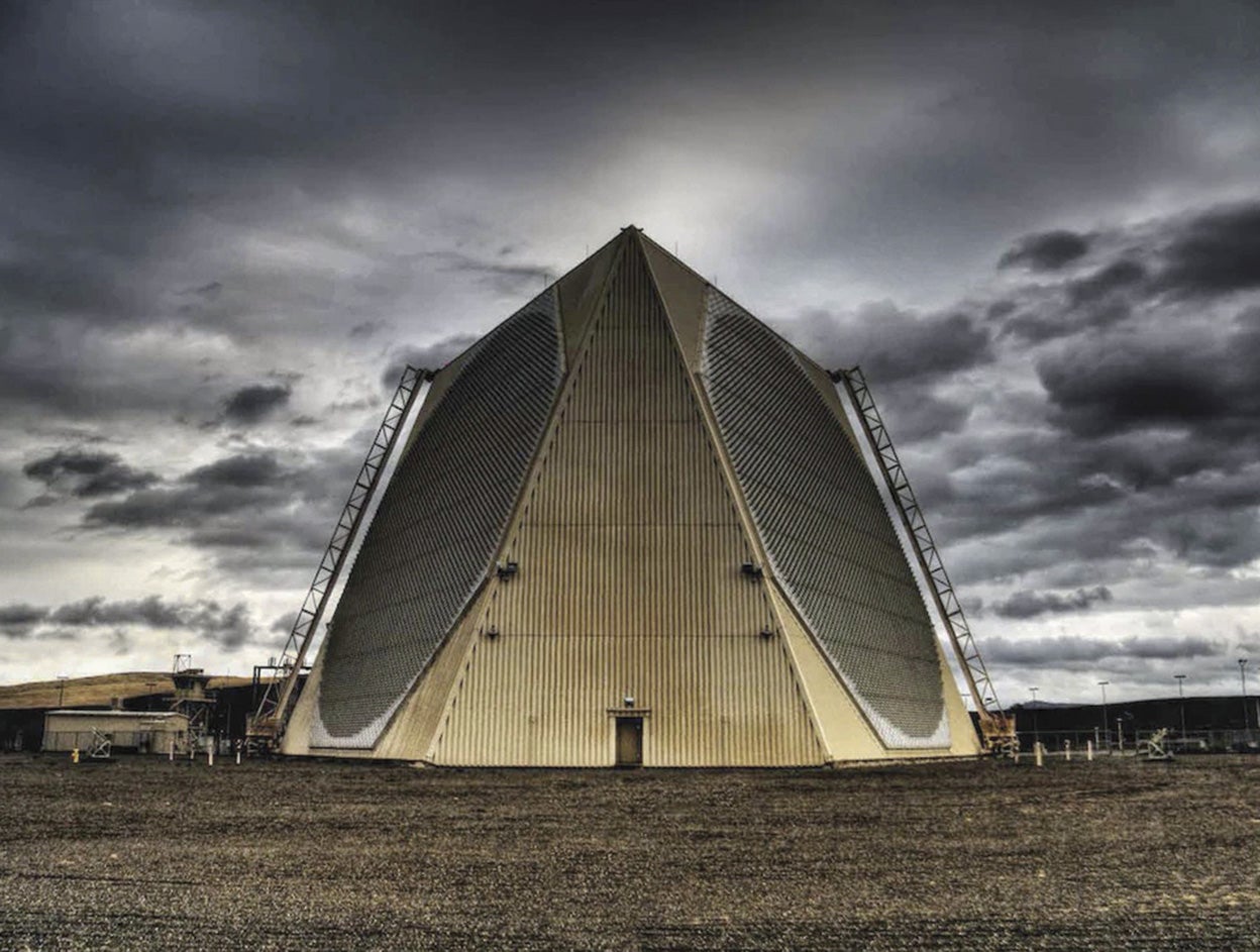 Radar de detección temprana para registrar objetos voladores no identificados. Pertenece al 7 Escuadrón de Alerta de la Fuerza Espacial de EE.UU, el primer ejército del mundo dedicado a la guerra en el espacio. Tiene sus bases en las montañas de Colorado (Estados Unidos). En la base de Buckley (en la imagen de apertura), gigantescas antenas camufladas rastrean el cielo en busca de amenazas y señales de cualquier tipo y origen.