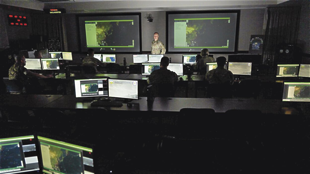 La Fuerza Espacial nació de una orden de Donald Trump, pero Joe Biden la está dotando de grandes recursos, como los vehículos orbitales de la imagen inferior. Tiene un ojo puesto en el espacio exterior y otro en los misiles y drones hipersónicos de otras potencias.