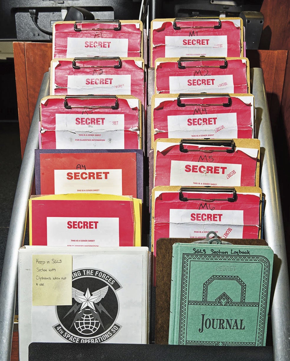 Los nuevos guardianes del espacio investigarán fenómenos no identificados, pero también están llamados a formar la primera línea en el caso de una nueva guerra fría. Muchas de sus operaciones son secretas y disponen de satélites espía y un minitransbordador espacial.