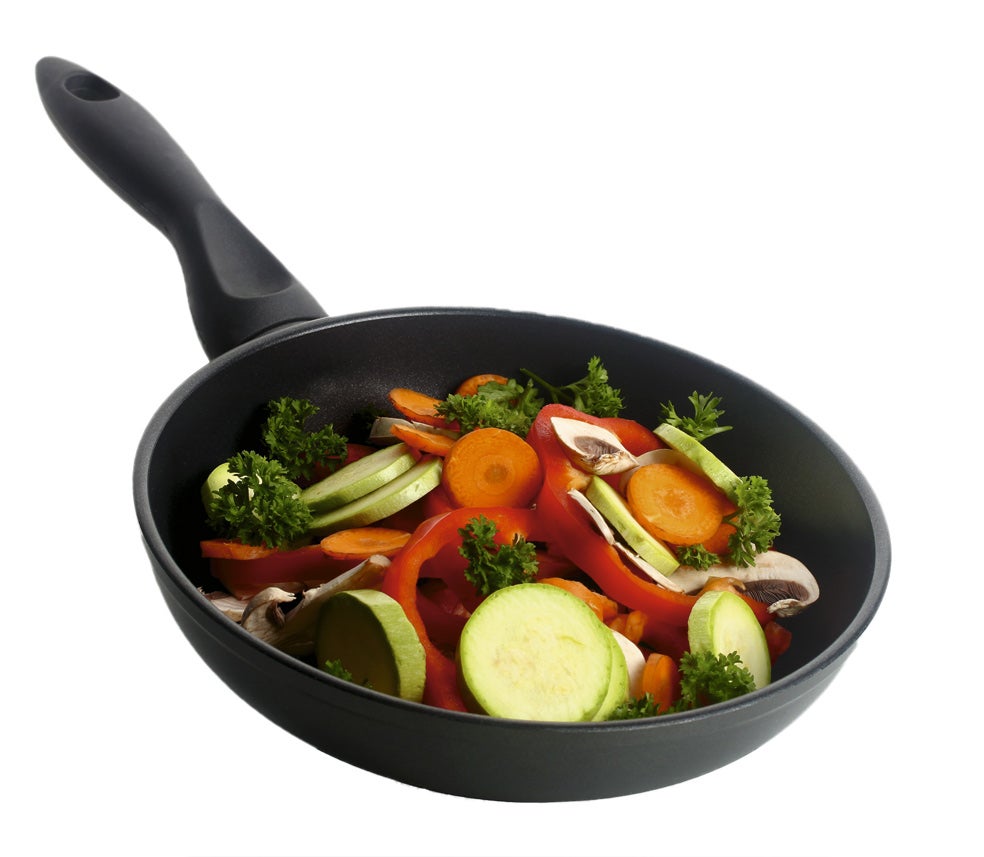 Imagen - COCINAR UNO MISMO ES IMPORTANTEPara comer sano, hay que cocinar. Los hombres siguen acercándose poco a las cazuelas. Es un craso error, ya que la comida preparada engorda y contiene muchas calorías, conservantes y otros aditivos. Para ellos vale lo mismo que para ellas: adelgazar depende sobre todo de lo que se coma. Y no hay excusas. El arroz, el brócoli y el pollo se hacen en un momento. Y no hace falta ser un chef para cocinarlos.