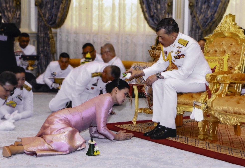 El rey de Tailandia anunció por sorpresa, y casi al mismo tiempo que su coronación el año pasado, su boda con la ahora reina Suthida, exazafata de Thai Airways. Durante la ceremonia, la novia tiene que humillarse ante el monarca, cuya legitimidad emana de su condición de semidiós.