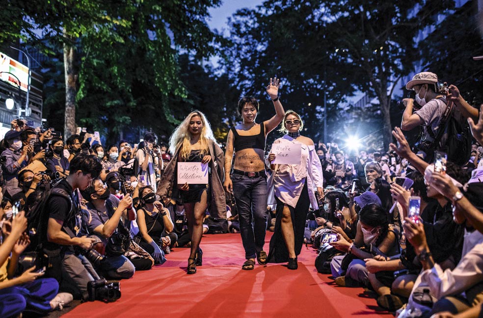 Las protestas no cesan, lideradas por jóvenes estudiantes que no parecen tener miedo, aunque los castigos pueden ser de hasta 20 años de cárcel. Incluso se mofan de la vestimenta del rey: parodian los tops que usa cuando está fuera del país y los desfiles que organiza la princesa Sirivannavari, que se proclama diseñadora de moda.