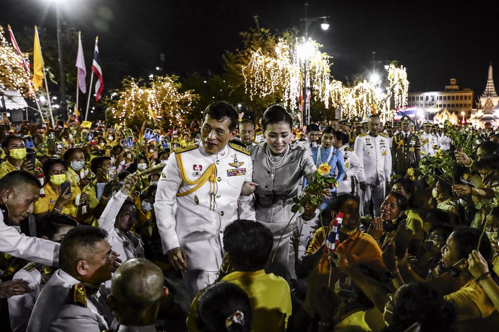 Rama X solo fue una vez a Tailandia en 2020, cuando la pandemia golpeaba en todo el mundo. Pilotó su avión, se dio un baño de masas, a pesar del coronavirus (todos se agachan para no sobrepasar la altura del rey) y volvió a Alemania. Todo en menos de 24 horas.