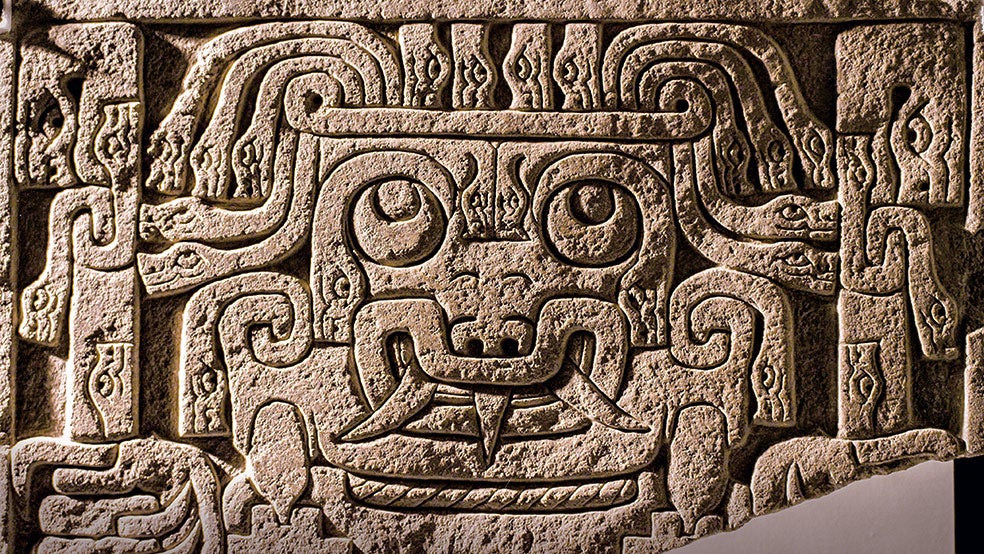 En la imagen de apertura, el exterior de los restos arqueológicos. Aquí, la puerta principal de acceso. La representación en piedra, con su rostro zoomorfo, contribuía a causar pavor a los fieles.