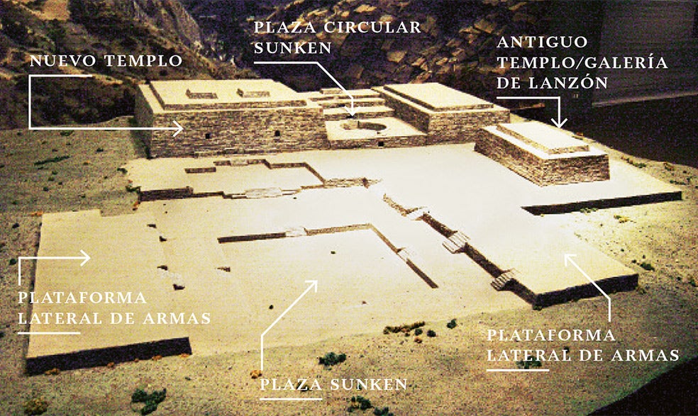 Estaba formado por construcciones piramidales truncadas y plazas cuadrangulares y circulares semihundidas. Los peregrinos llegaban de sitios diversos, a veces desde más de mil kilómetros de distancia. Solo algunos podían participar en los rituales del interior.