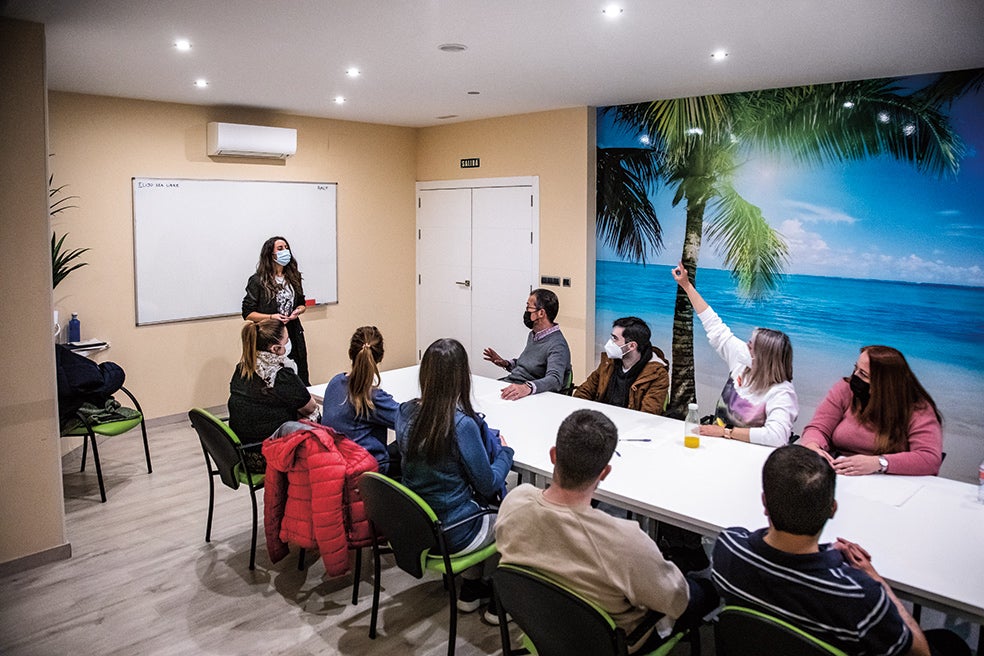Como parte del tratamiento, la asociación proporciona un abanico de más de veinte talleres. En la foto, varios pacientes participan en un grupo de ayuda junto con una coterapeuta afectada recuperada, que comparte con ellos su experiencia y les ofrece apoyo.