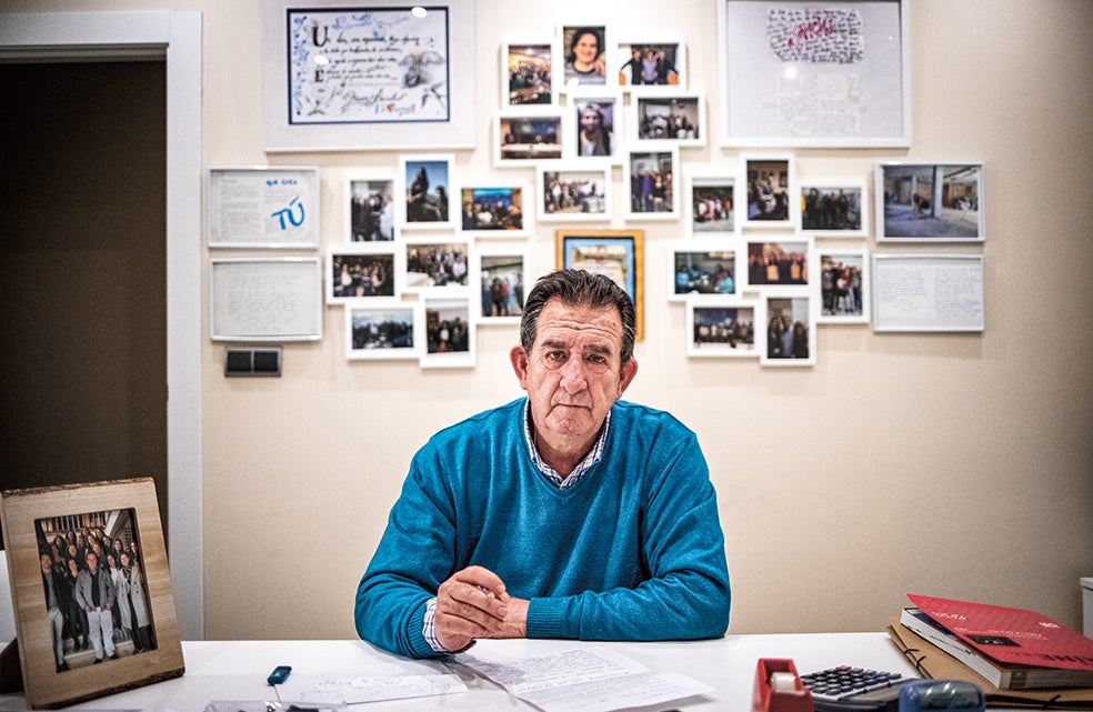 Aurelio López es presidente de la Asociación TOC Granada, que fundó tras perder a su hijo José Carlos. Tras él hay fotos del propio José Carlos y de algunos de los pacientes que han pasado por el centro sanitario.