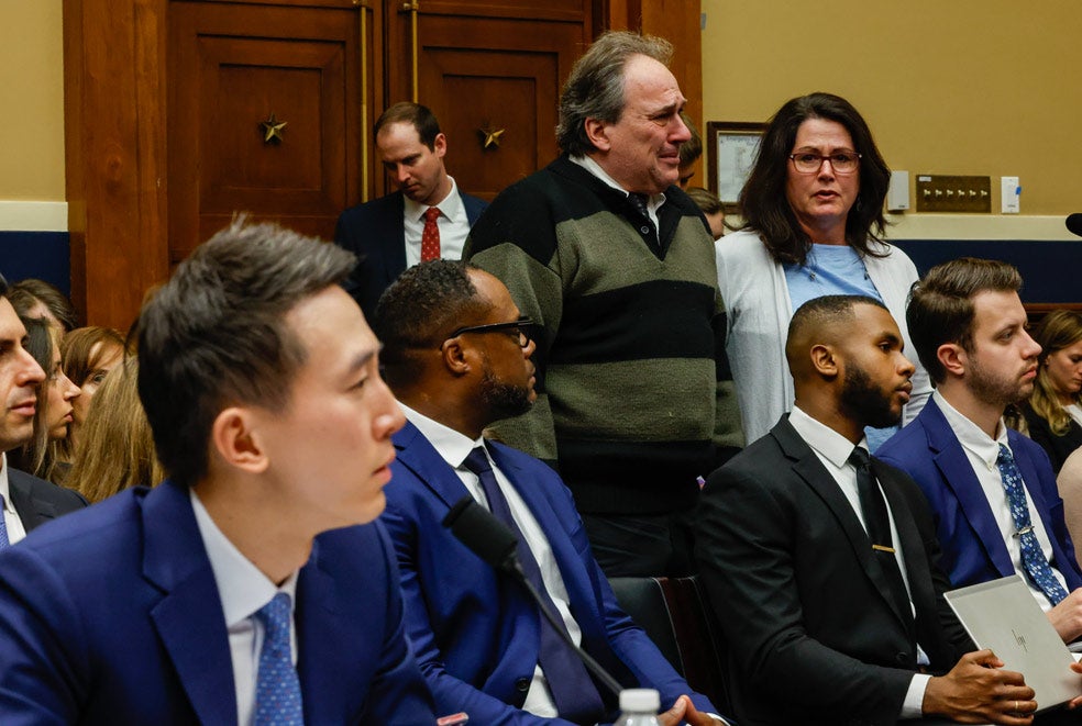 El director ejecutivo de TikTok, Shou Chew, durante su comparecencia ante del Congreso de Estados Unidos para hablar sobre la supuesta amenaza para la seguridad nacional e individual de la red social. Al fondo Michelle y Dean, los padres del joven Chase Nasca.