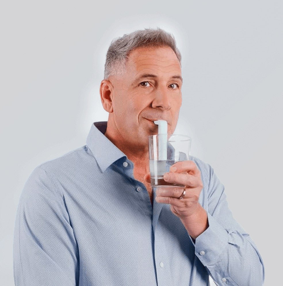 La pajita creada por el neurocirujano Ali Seifi ha sido comercializada como HiccAway y asegura una eficacia para detener el hipo del 90 por ciento.