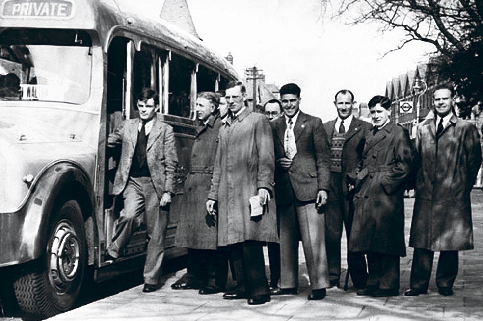 En la imagen Alan Turing en 1946 con un grupo de atletas. Su homosexualidad acabó llevándolo al suicidio comiendo una manzana envenenada. Durante muchos años, los apasionados de la informática defendieron que el primer logo de Apple –una manzana mordida con los colores de la bandera gay– era un tributo de Steve Jobs a Turing. Jobs lo negó años después: «No es cierto pero, ¡dios!, ya me habría gustado que lo fuese».