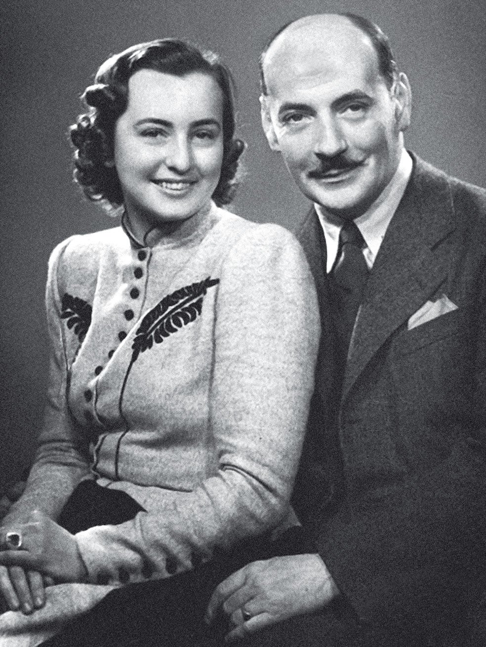 Se decía que Albert era un mujeriego. Y de hecho se casó cuatro veces. Aquí posa con su tercera esposa, Mila Klazarova. Dejó a su segunda mujer, Erna –enferma de cáncer de pulmón–, para casarse con ella, una reina de belleza checa 20 años menor que él. Tuvieron una hija, Isabel.