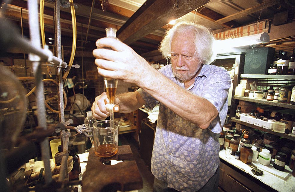 El éxtasis, hoy una droga recreativa, fue diseñada en los 70 para tratar la depresión y el estrés postraumático. Para dar con ella, su creador, Alexander Shulgin, descendió al infierno. Descubrió y probó más de 230 sustancias psicoactivas: vómitos incontrolables, dólores óseos, parálisis... Hoy tiene 85 años y, aunque trabaja en su laboratorio, ya no experimenta en sí mismo.