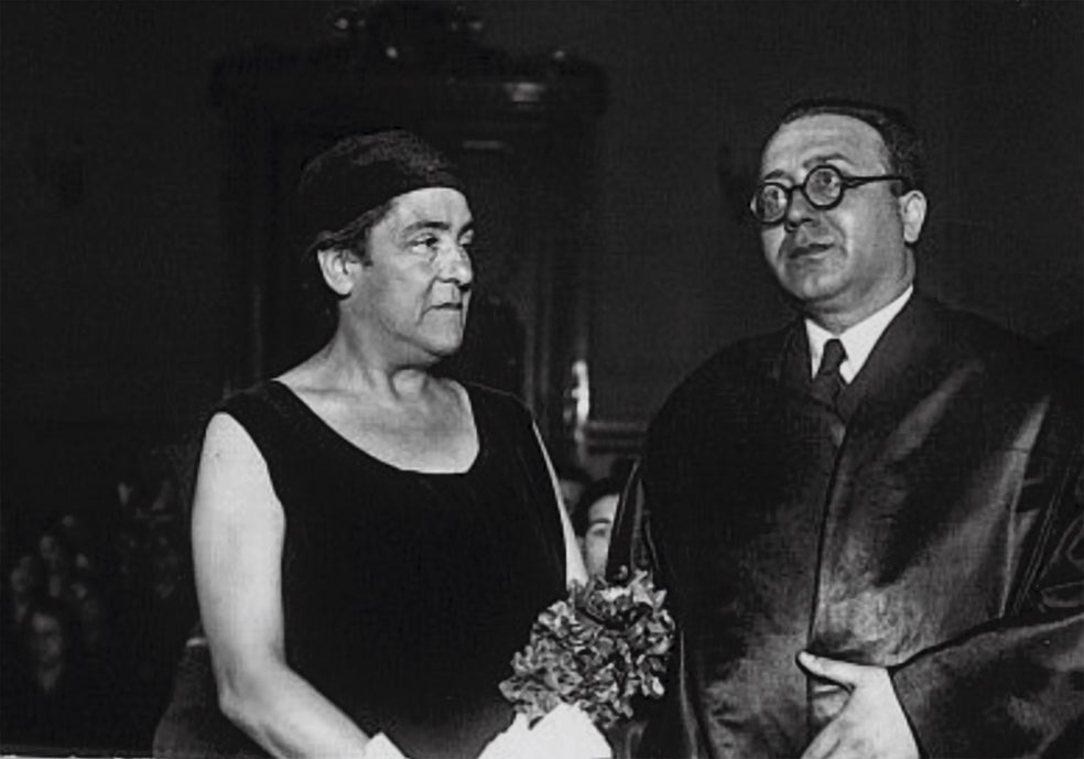 Aurora Rodríguez, con su abogado en el juicio. La condenaron a 26 años. Murió en un psiquiátrico en 1955.