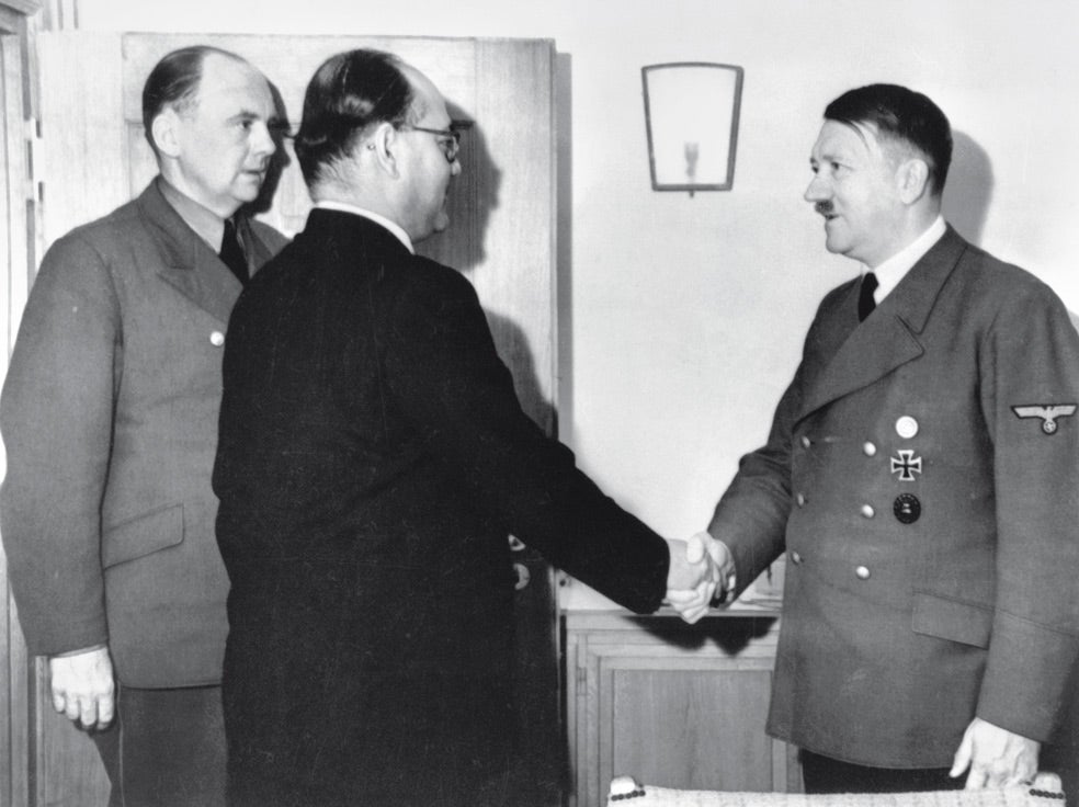 +La carrera del espía de Talwar (alias Silver) comienza cuando ayuda a huir de la India al líder nacionalista Subhas Bose, que luchaba para expulsar. a los británicos. Bose, tras llegar caminando a Kabul, logró un pasaporte y fue acogido por los alemanes. En la foto, Bose saluda a Hitler en 1942.