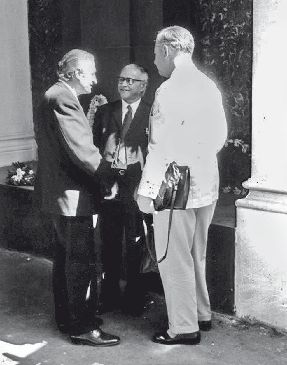 Bhagat Ram Talwar, Silver, en el centro, con el agente alemán Dietrich Witzel, su contacto en Kabul (a la derecha) y de quien logró enormes cantidades de dinero. La foto está tomada en Calcuta en 1973 y es la primera vez que se reencontraban desde el final de la guerra.