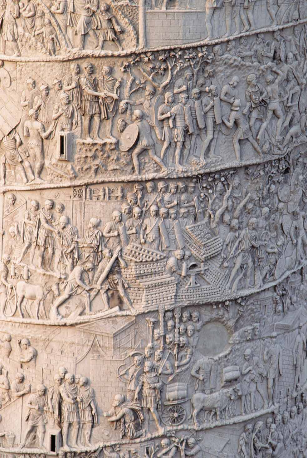 Detalle de la soberbia columna de Trajano, en Roma, que conmemora y recorre a lo largo de 30 metros sus sonadas victorias en la Dacia (actual Rumanía).