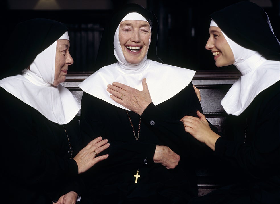 Un estudio clásico, publicado en 2001, analizó el estado de salud y la longevidad de 180 monjas de un convento británico. Todas ellas habían escrito en 1932, poco antes de ingresar en la orden religiosa, breves relatos autobiográficos sobre sus vidas y esperanzas. Se comprobó que las que mencionaron sentimientos como la alegría o la felicidad vivían una media de diez años más que aquellas que no mostraron emociones positivas. El 90 por ciento de las primeras superó los 85 años de edad, frente a sólo un 34 por ciento de las segundas.