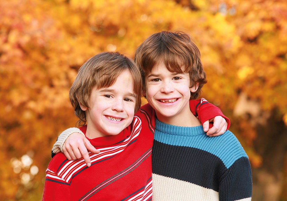 Un grupo de niños y niñas de un orfanato coreano recibió, durante un mes, 30 minutos de estimulación extra al día. Consistía en masajes, palabras cariñosas de sus cuidadoras y contacto visual. El resultado: en comparación con los pequeños que recibieron un trato ‘normal’, los participantes en el estudio ganaron mucho más peso durante esas semanas y su cráneo creció a un ritmo más rápido. Además, sufrieron menos enfermedades.