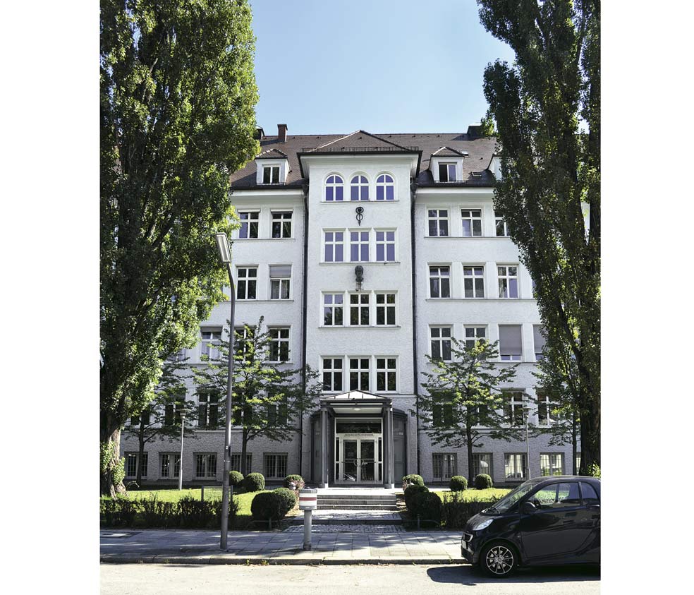 En años recientes se han encontrado en clínicas y centros del país restos de víctimas de la eugenesia practicada por los nazis. En el sótano del Instituto Planck de Múnich había restos de víctimas de los macabros asesinatos del Tercer Reich: no estaban enterrados como se creía hasta ahora. Estaban arrumbados en almacenes y armarios.