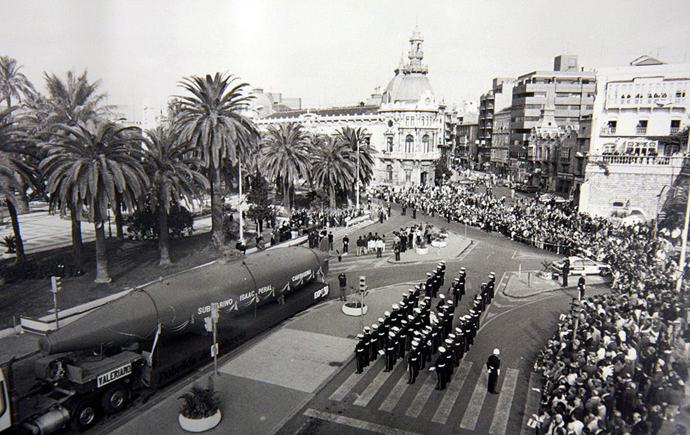 El submarino estuvo en el muelle casi medio siglo, con un paréntesis: en la foto, la despedida de cuando fue llevado a la Expo 92, en Sevilla.