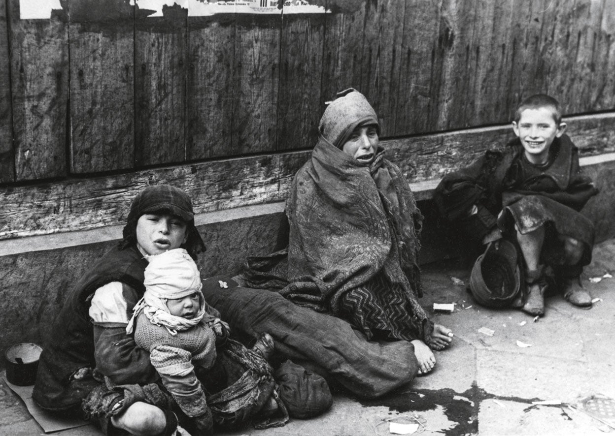 Las raciones para los judíos eran de 180 calorías por día. El tifus, el frío, el hambre y la muerte se adueñaron del gueto.