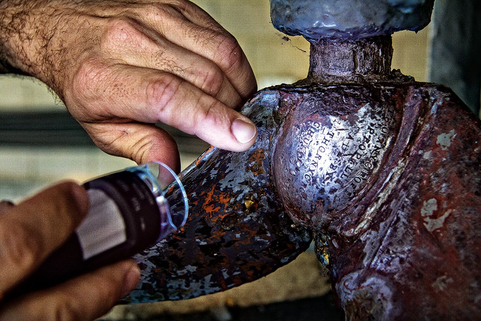 Se creía que eran de bronce y que las habrían expoliado. No: son de hierro y llevan la firma del fabricante inglés.