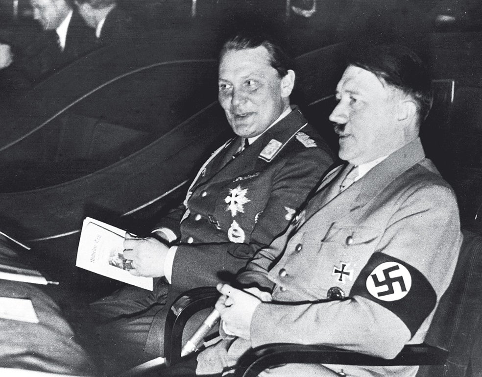 Lugarteniente de Hitler y comandante supremo de la fuerza aérea nazi, Hermann Goering fue el primer elegido del Führer para sucederlo si moría. Sin embargo, en 1945, Hitler revocó sus privilegios y ordenó su captura por traición. Acosado por las SS, Goering prefirió entregarse a los americanos.