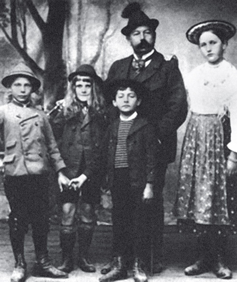 Hermann era rebelde, lo expulsaban de los colegios y acabó en una escuela militar para 'meterlo en cintura'. Albert era melancólico y lector. En la foto aparece el que se sospecha que fue el verdadero padre de Albert, el doctor Epenstein, de origen judío. El niño delante de él es Hermann Goering.