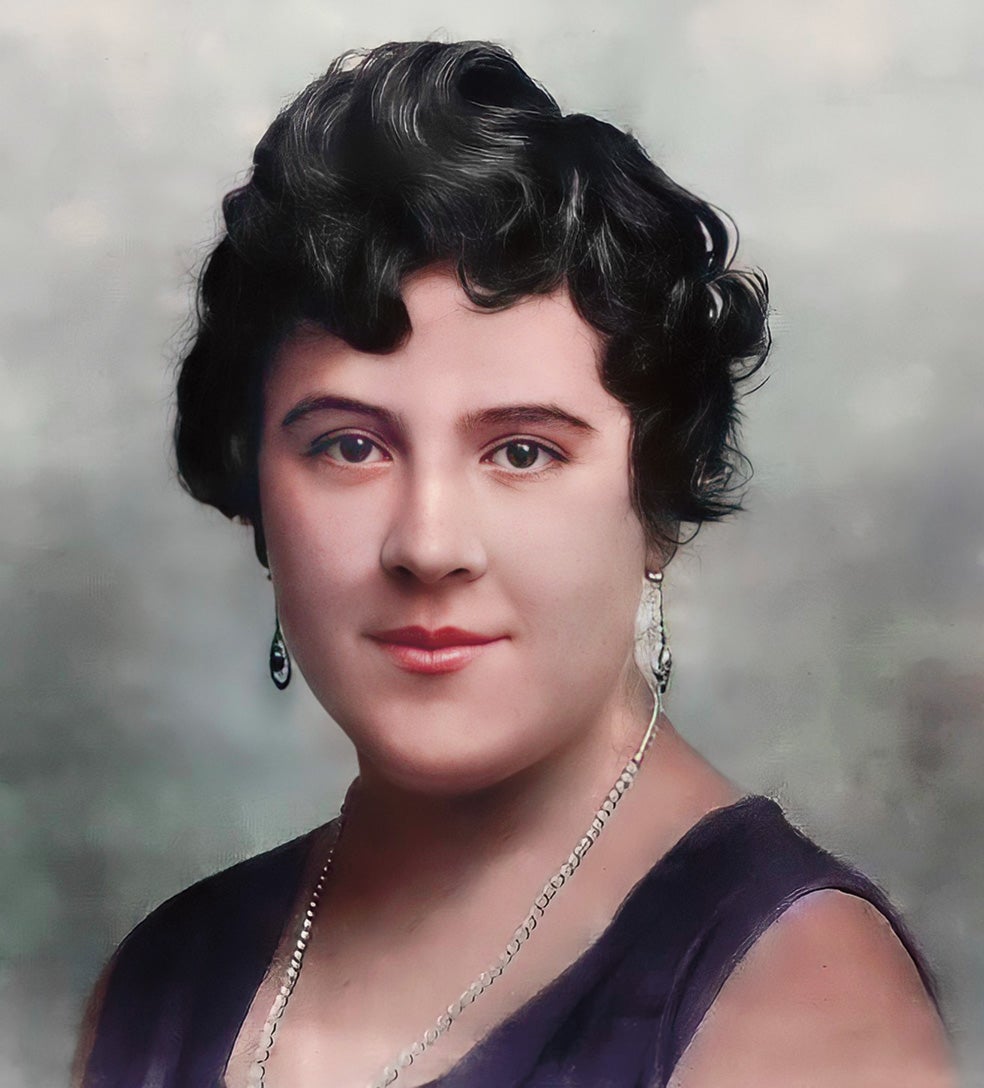 La joven Hildegart, en la foto, solo tenía 19 años y su madre le disparó cuatro tiros. Arriba, abriendo este reportaje: su madre, Aurora, en la cárcel de mujeres de Ventas en 1933.