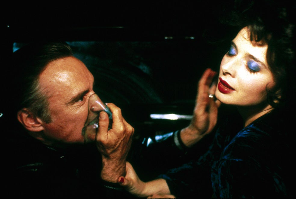 Hay una escena con Isabella Rossellini y Dennis Hopper –crispado y retorcido– que es uno de los momentos más terroríficos de la historia del cine.