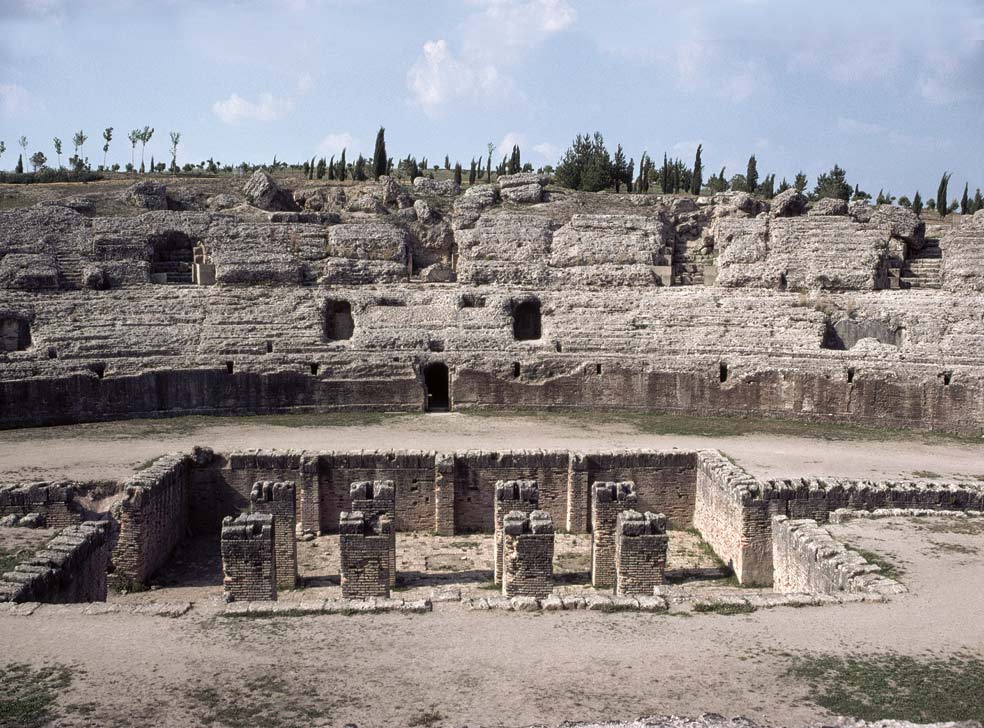 Esta antigua ciudad romana está en Santiponce (Sevilla). Allí nacieron Trajano y Adriano y bajo sus reinados, Itálica alcanzó su máximo esplendor.