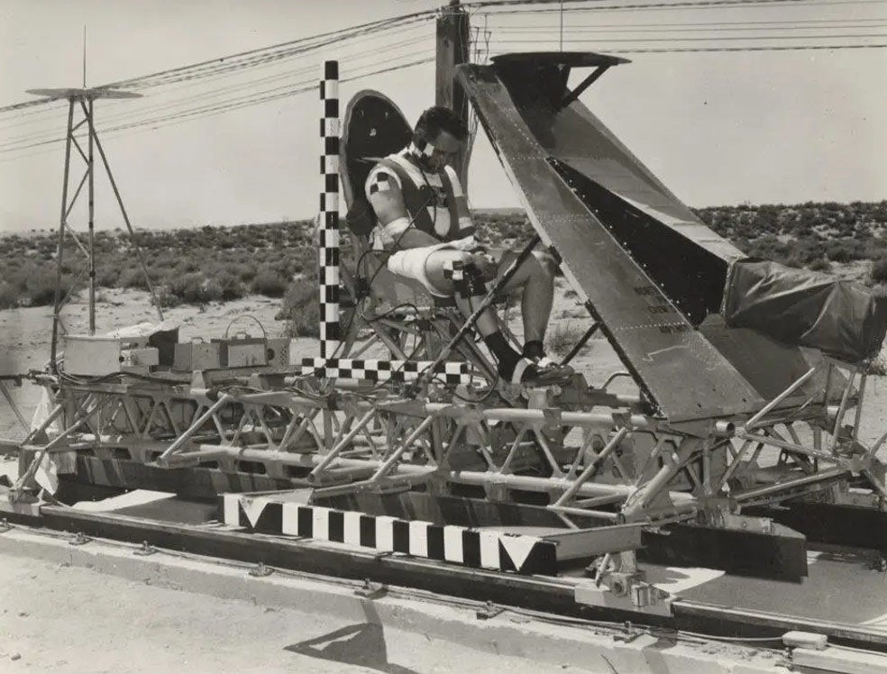 John Paul Stapp, a bordo de un trineo impulsado con cohetes, superó en 1954 los 1017 km/h (fotos de apertura del reportaje), después de varios intentos. Sus pruebas sobre la resistencia humana a la velocidad dieron sus frutos: el asiento de eyección de los aviones militares y el cinturón de seguridad en los coches. Tuvo que padecer durante toda su vida las lesiones sufridas en sus pruebas.