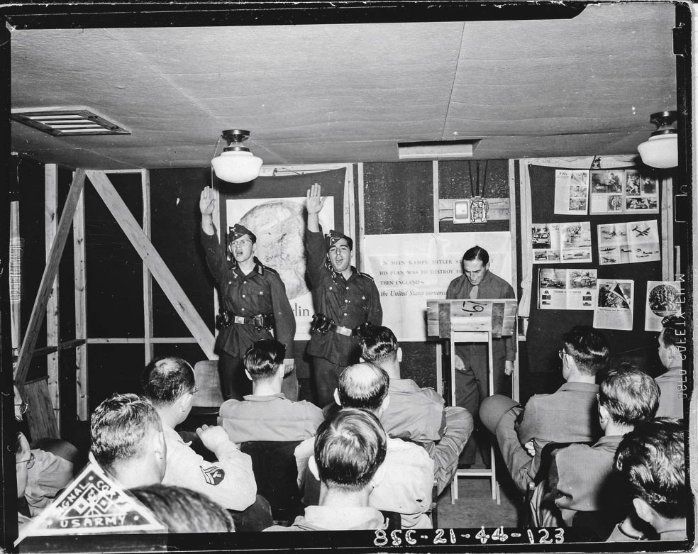 En Camp Ritchie, los soldados nacidos en Alemania recibieron cursos sobre la organización militar de la Wehrmacht, armamento, insignias, funcionamiento... En la foto, un curso en el campo de entrenamiento estadounidense.